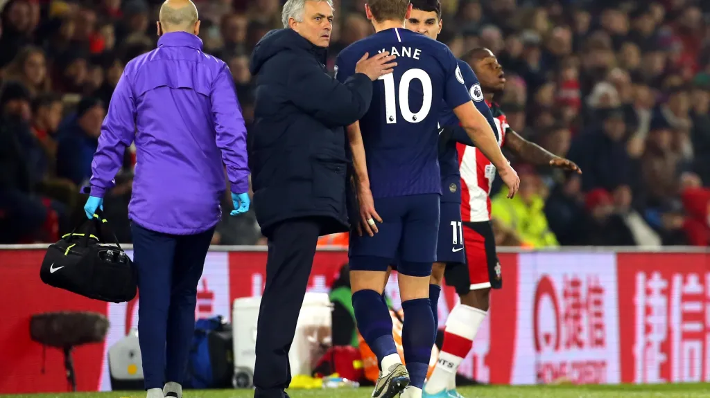 Zraněný Harry Kane z Tottenhamu odstupuje z utkání v Southamptonu