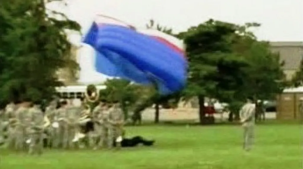 Parašutista při přistání