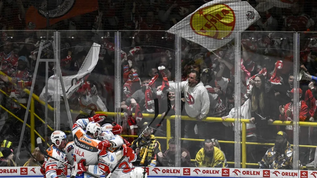 Hokejisté Pardubic slaví s fanoušky