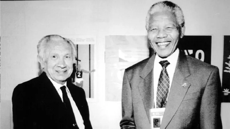 Juan Antonio Samaranch a Nelson Mandela v Barceloně v červenci 1992