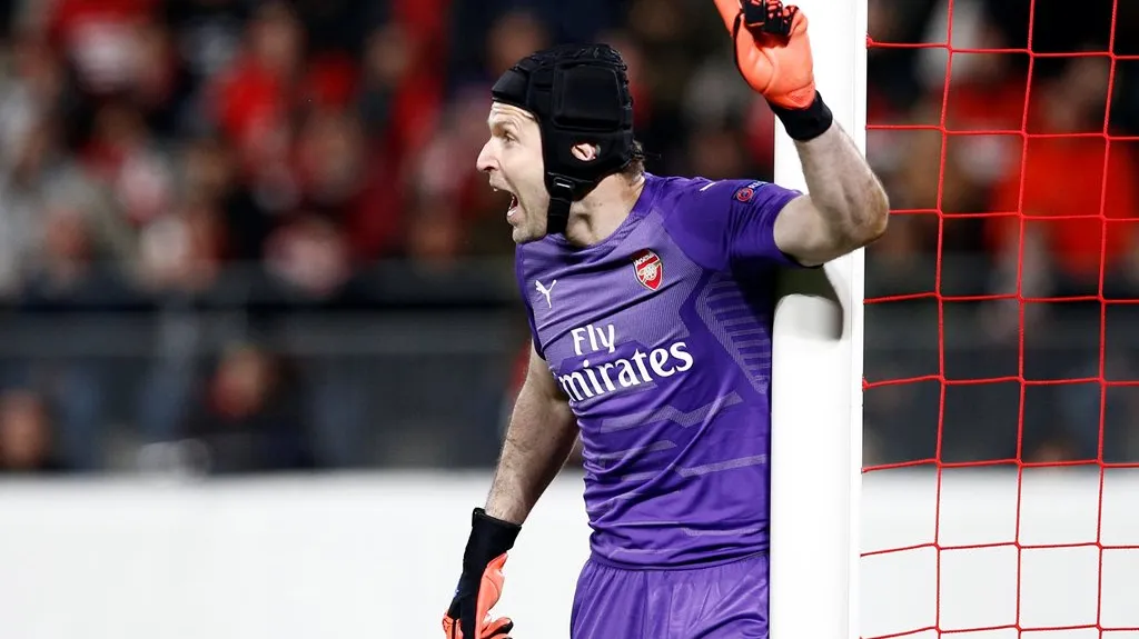 Petr Čech z Arsenalu v utkání s Rennes
