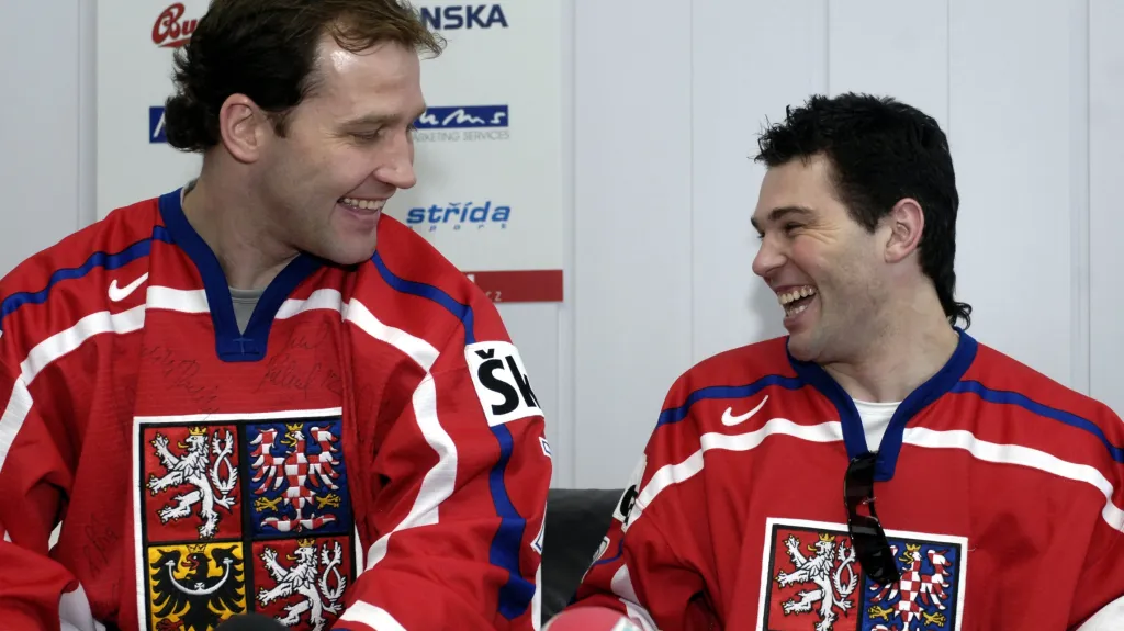 Jiří Šlégr a Jaromír Jágr po vítězství na hokejovém šampionátu ve Vídni (2005)