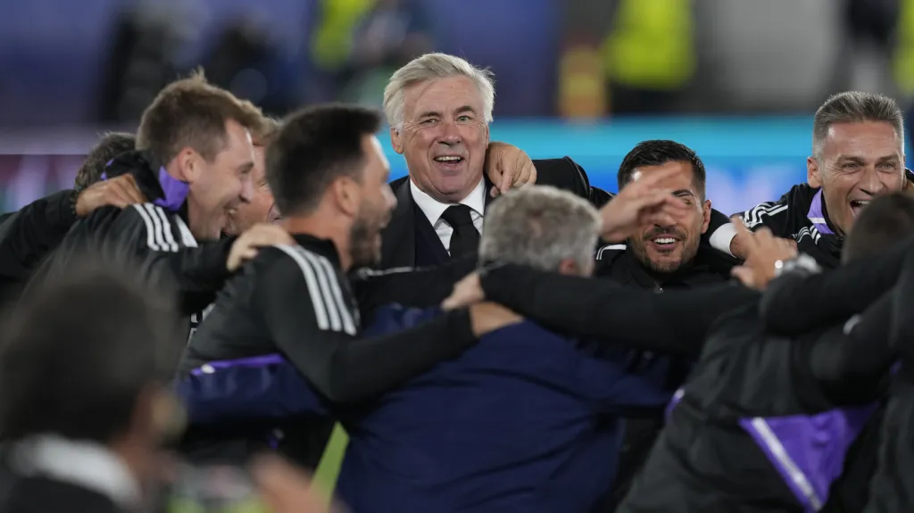 Carlo Ancelotti se raduje s týmem po zisku Superpoháru