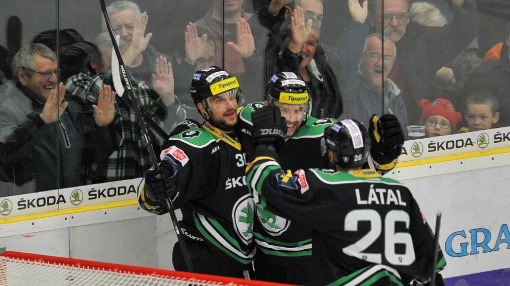 Dominik Pacovský (vlevo) se raduje z gólu do sítě Hradce