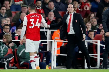 Granit Xhaka z Arsenalu odchází ze hřiště v utkání s Crystalem Palace