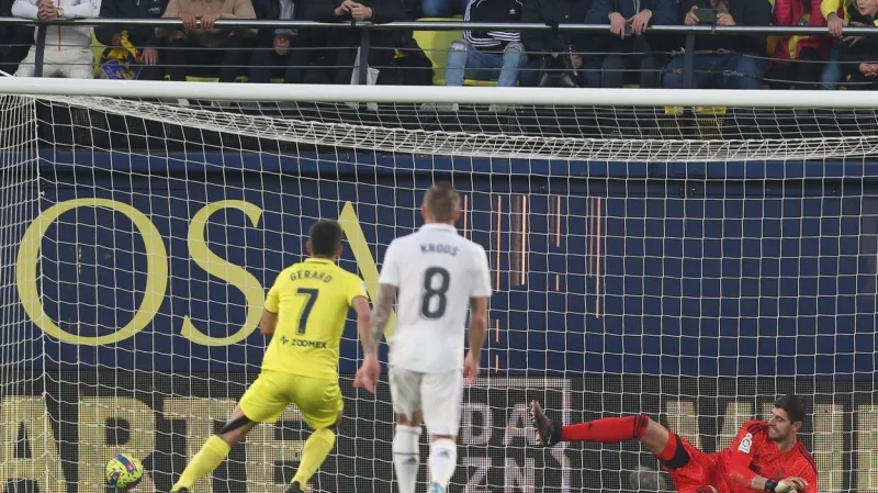 Gerard Moreno z Villarrealu střílí gól Realu Madrid