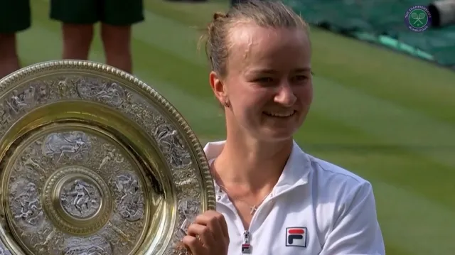 Krejčíková se vrátila z Wimbledonu i s vítěznou trofejí