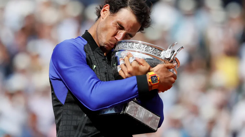 Rafael Nadal s trofejí pro vítěze French Open