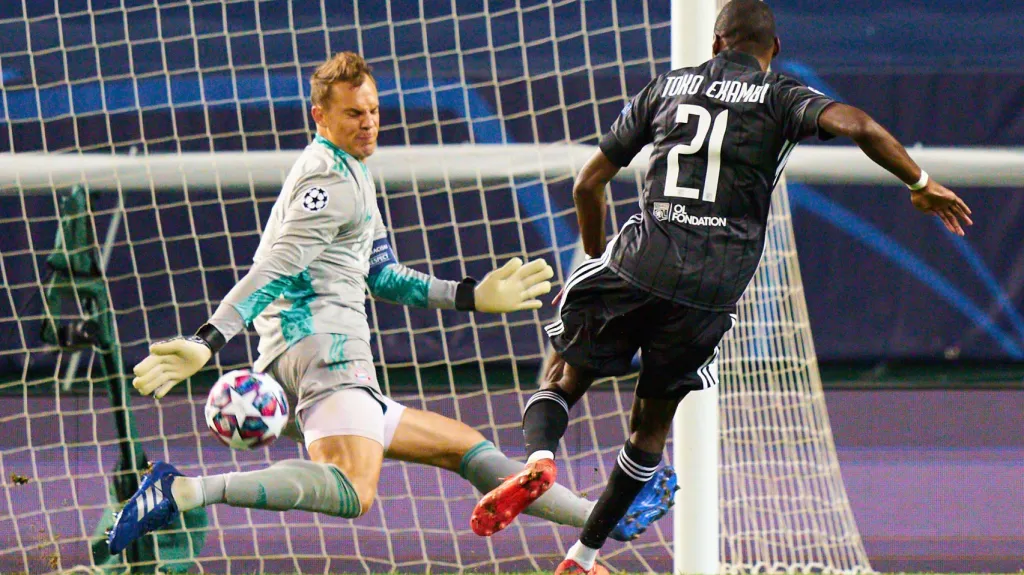 Karl Toko Ekambi z Lyonu se snaží překonat Manuela Neuera