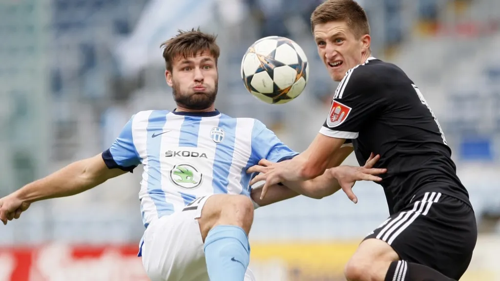 Boleslavský Tomáš Wagner v souboji s Matejem Podstavkem z týmu Budějovic