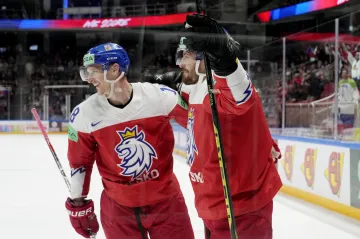 Dominik Kubalík (vlevo) se raduje s Michalem Kempným