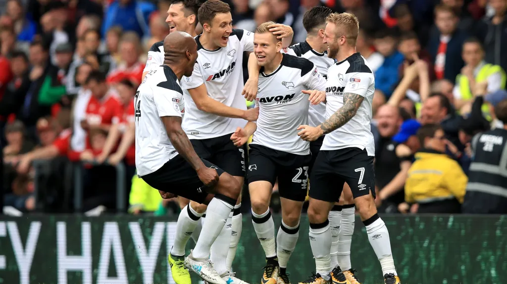 Matěj Vydra (hráč s číslem 23 uprostřed) slaví se spoluhráči z Derby vstřelený gól