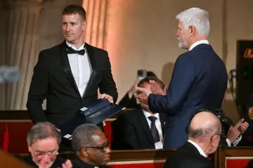 Roman Červenka s medailí Za zásluhy od prezidenta Petra Pavla