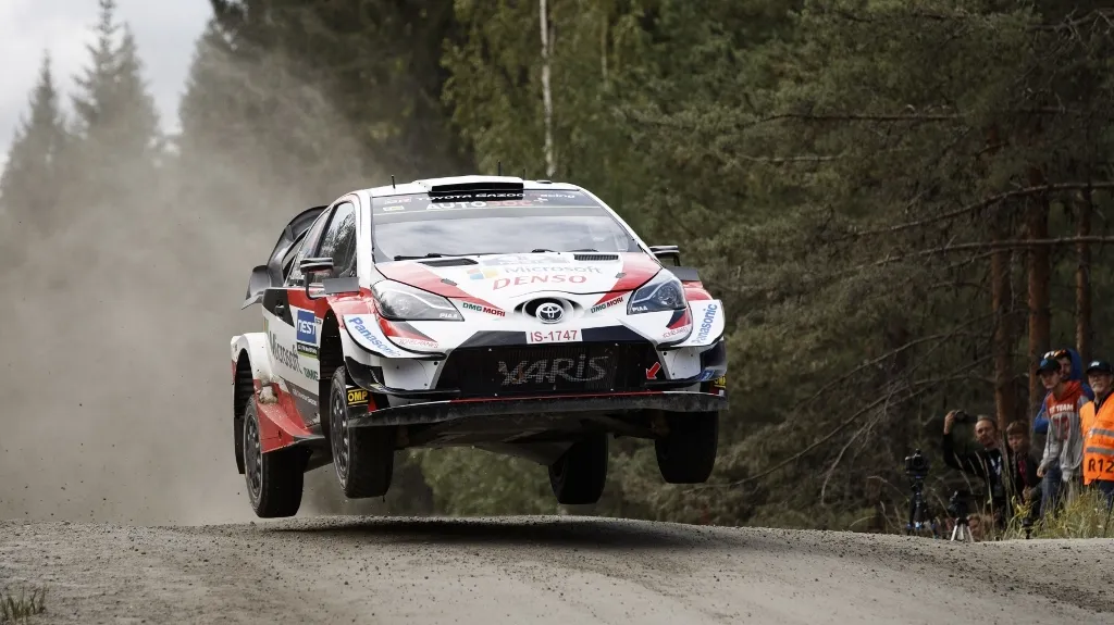 Ott Tänak se svou toyotou na Finské rallye