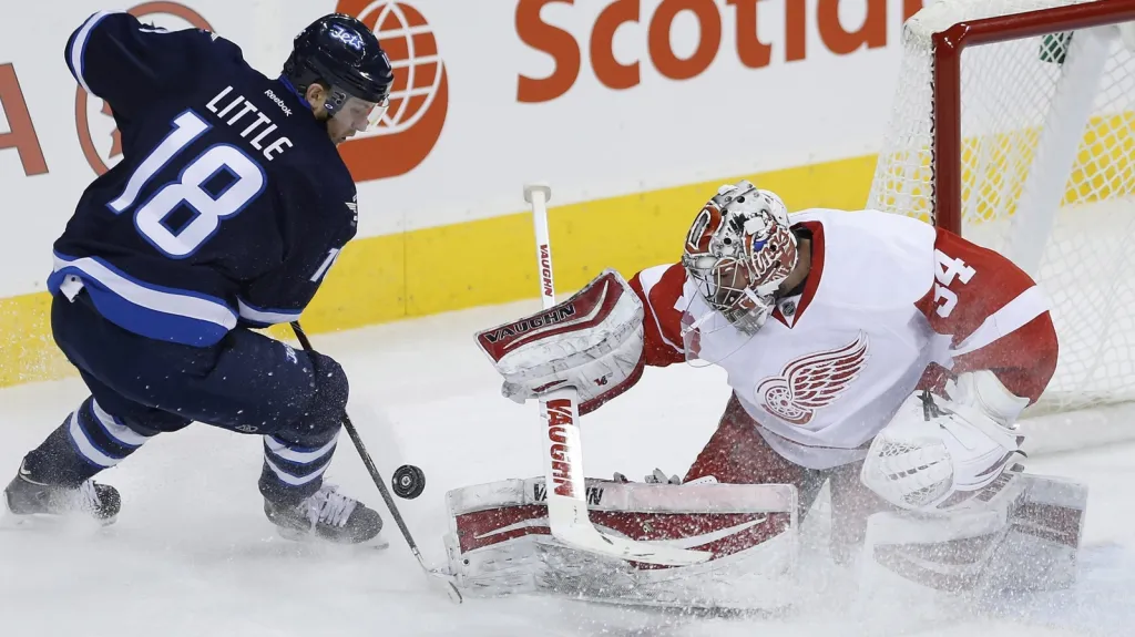 Petr Mrázek v duelu s Winnipegem