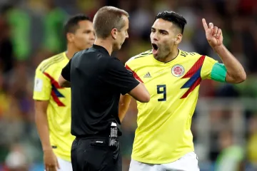 Kolumbijec Falcao v diskuzi s rozhodčím Markem Geigerem