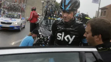 Chris Froome nasedá do auta Sky