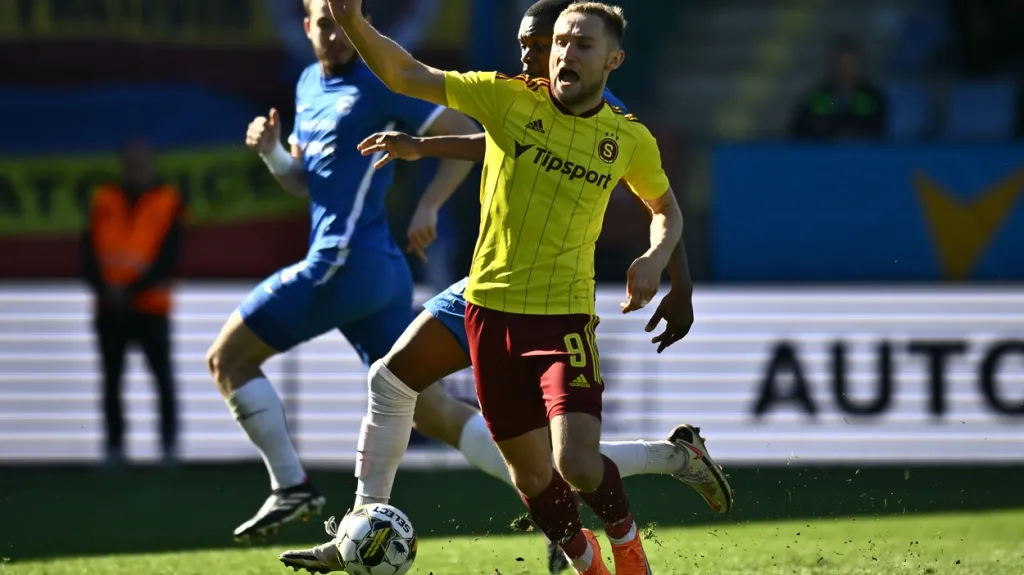 Faul na Jana Kuchtu v zápase Sparty v Liberci