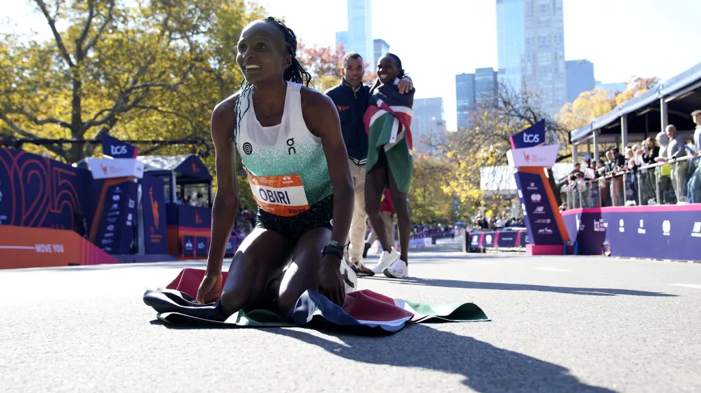 Helen Obiriová v cíli newyorského maratonu