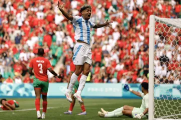 Argentinec Cristian Medina slaví vyrovnávající gól proti Maroku