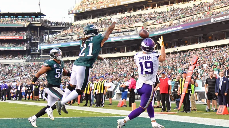 Adam Thielen zachytává přihrávku v utkání s Philadelphií