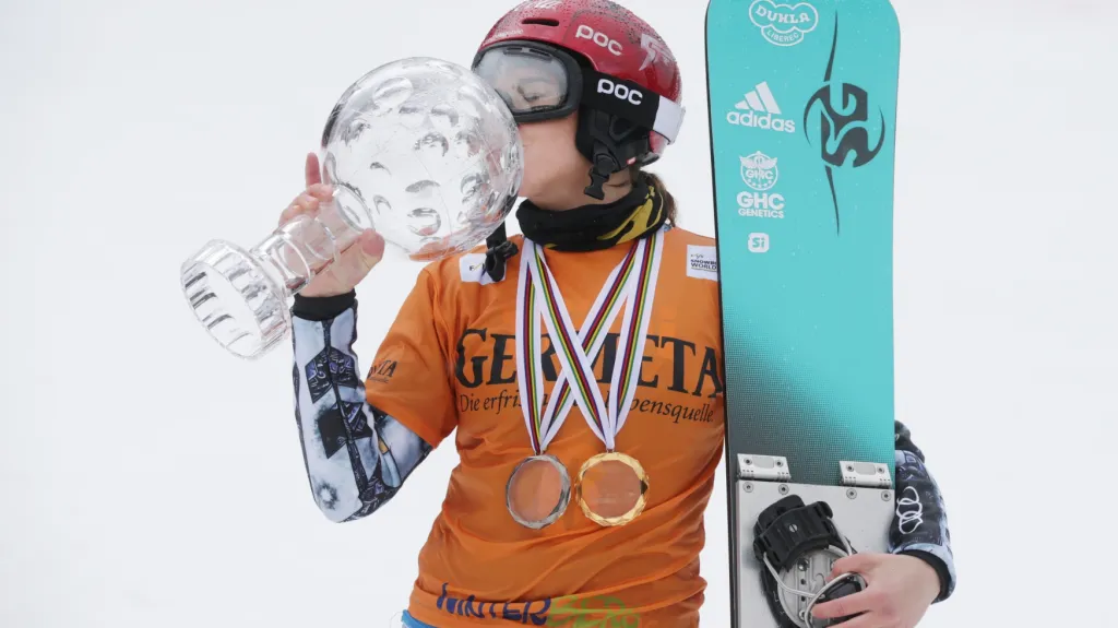 Ester Ledecká s velkým křišťálovým glóbem za vítězství ve SP