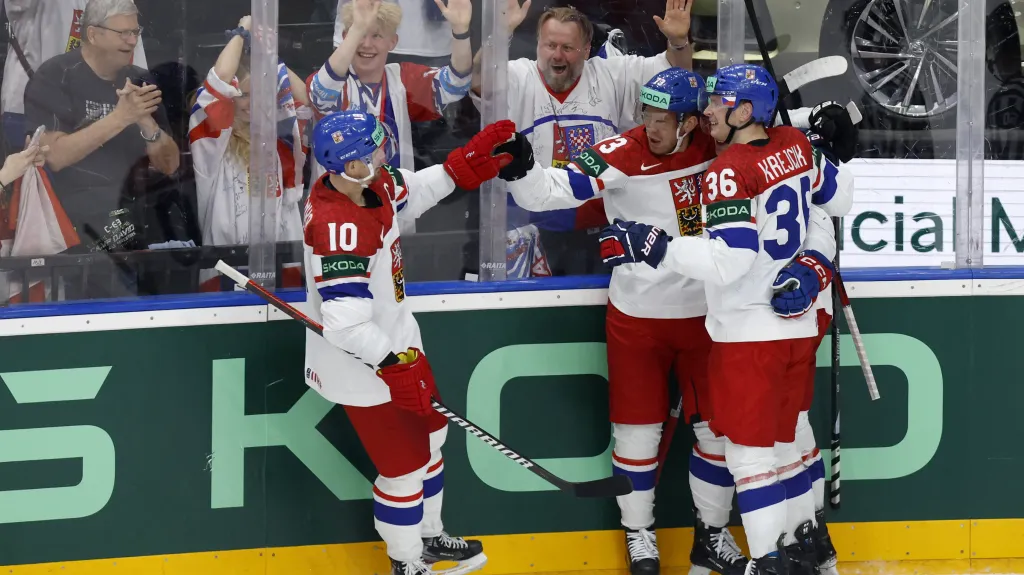 Ondřej Kaše se raduje s Jakubem Krejčíkem a Romanem Červenkou