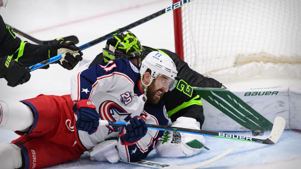 Nick Foligno se snaží dorazit puk do sítě