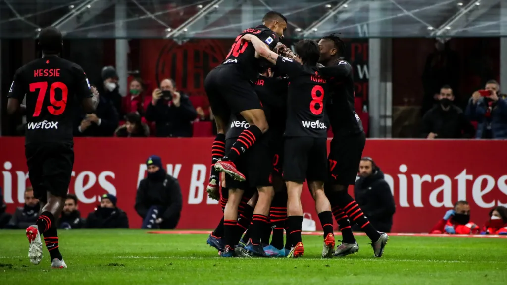 Fotbalisté AC Milán se radují z gólu