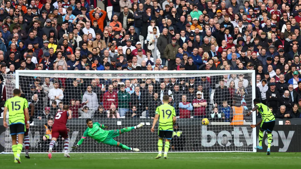 Saka dává z penalty  druhý gól Arsenalu