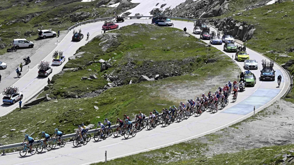 Peloton stoupá na Nufenenpass