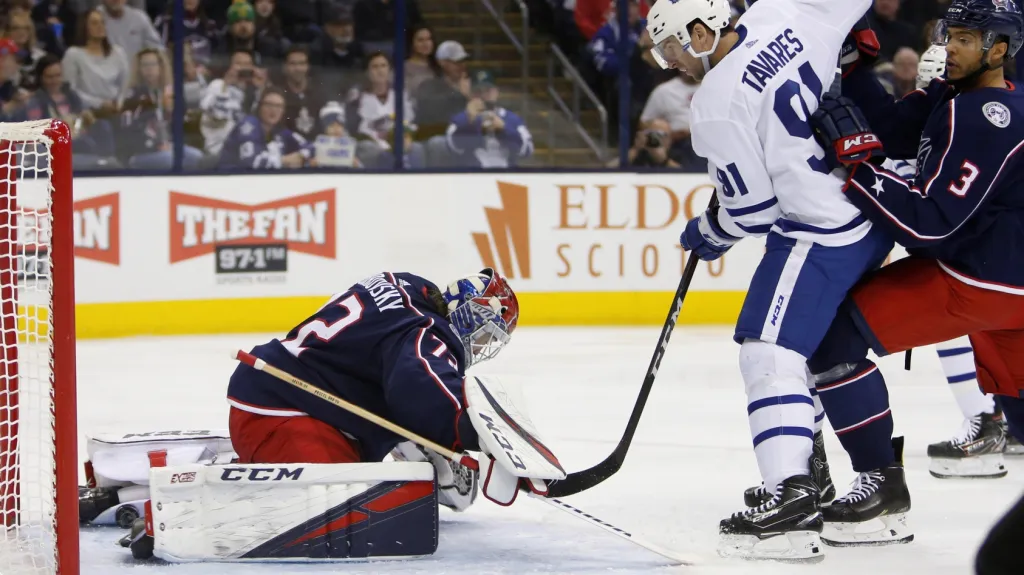 John Tavares z Toronta překonává Sergeje Bobrovského z Columbusu