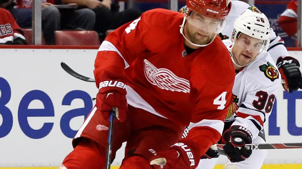 Jakub Kindl (vlevo) v utkání s Chicagem)