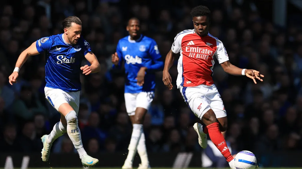 Opora Arsenalu Bukayo Saka stíhaný Jackem Harrisonem