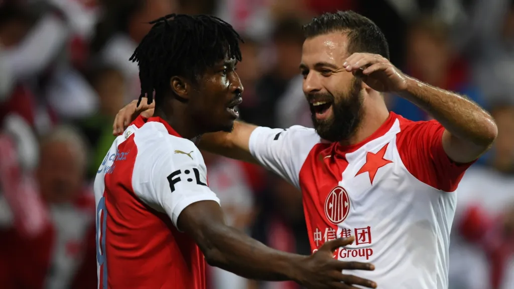 Peter Olayinka ze Slavie se raduje z gólu s Josefem Hušbauerem