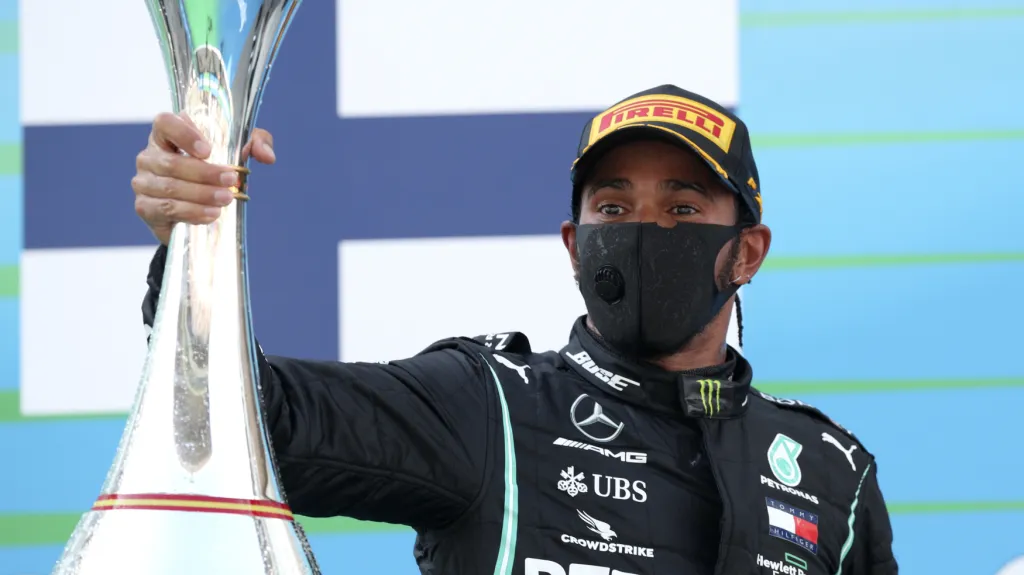 Lewis Hamilton se raduje z triumfu ve Španělsku