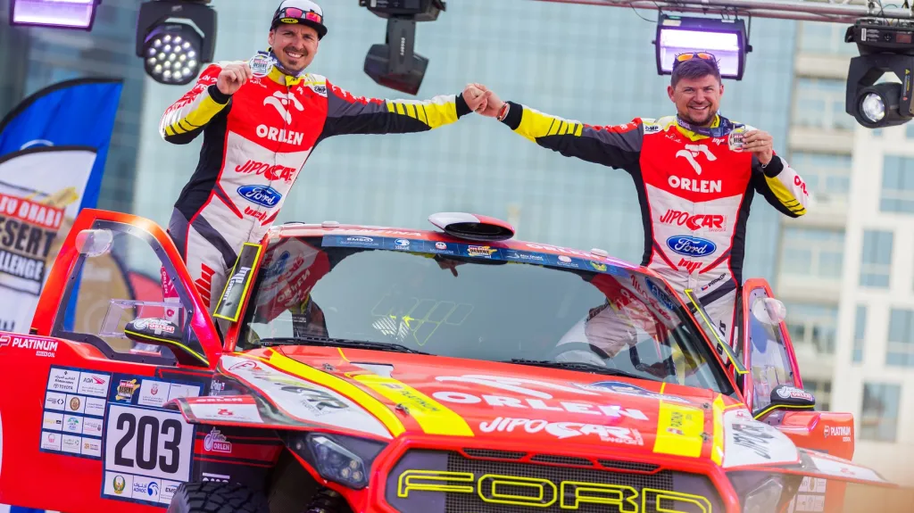 Martin Prokop s Viktorem Chytkou v cíli Abu Zabí Desert Challenge
