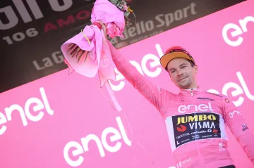 Primož Roglič po zásluze získal maglia rosa