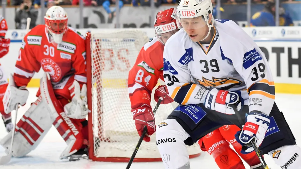 Tomáš Kundrátek (v červeném) se snaží ubránit Denise Platonova z Magnitogorsku