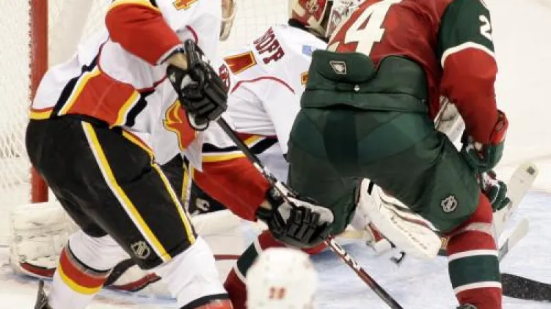 Český útočník Martin Havlát skóruje v zápase s Calgary