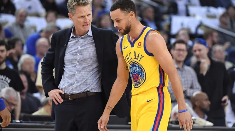 Stephen Curry odchází ze hry po zranění kotníku