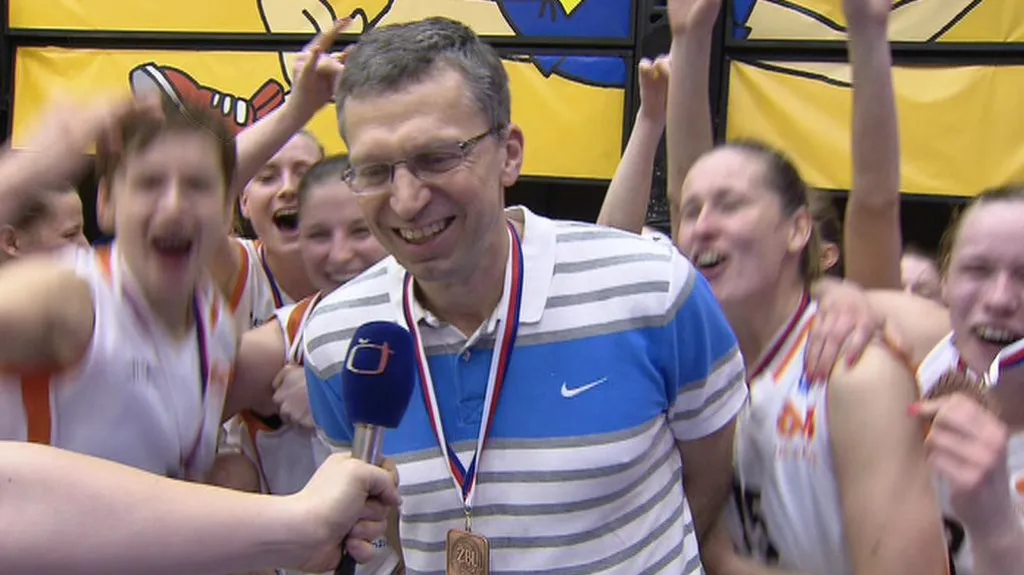 Basketbalistky VŠ slaví s trenérem Tremlem
