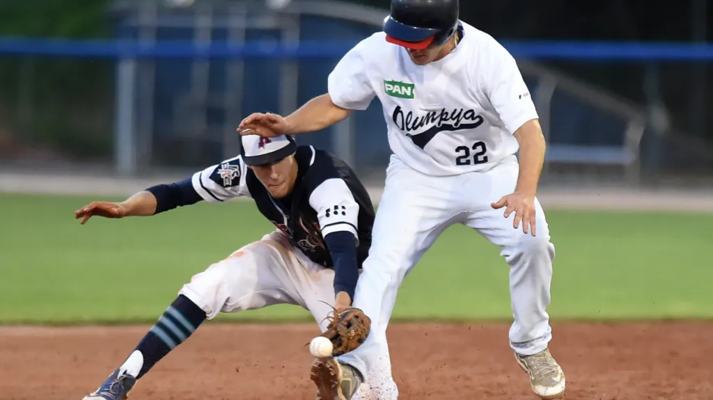 Jakub Grepl z Arrows Ostrava (vlevo) v utkání CEB Cupu