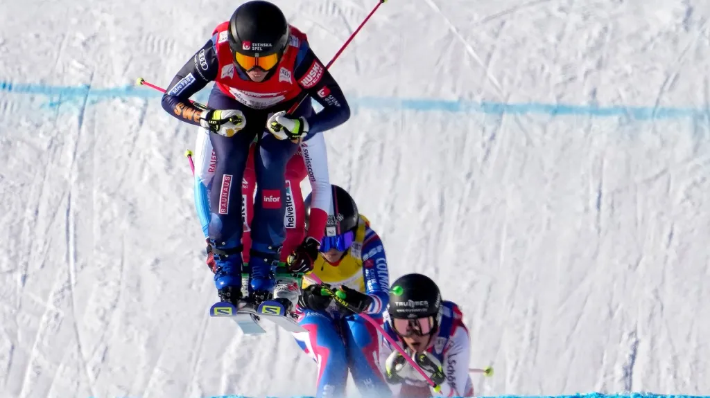 Sandra Näslundová v čele závodu SP ve skikrosu