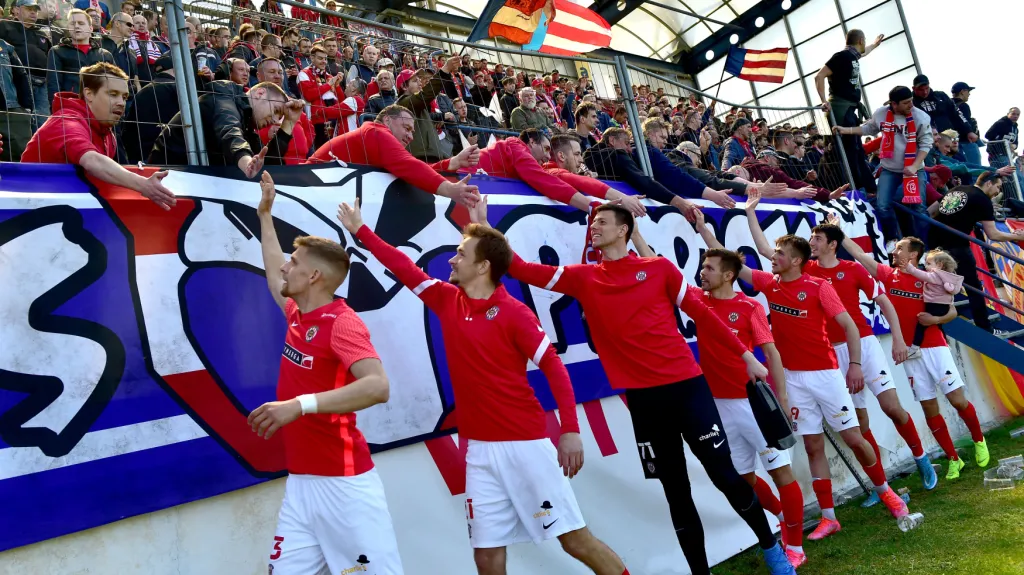 Fotbalisté Zbrojovky slaví s fanoušky