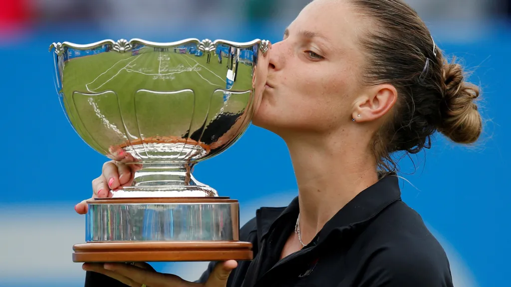 Karolína Plíšková s trofejí za vítězství v Nottinghamu