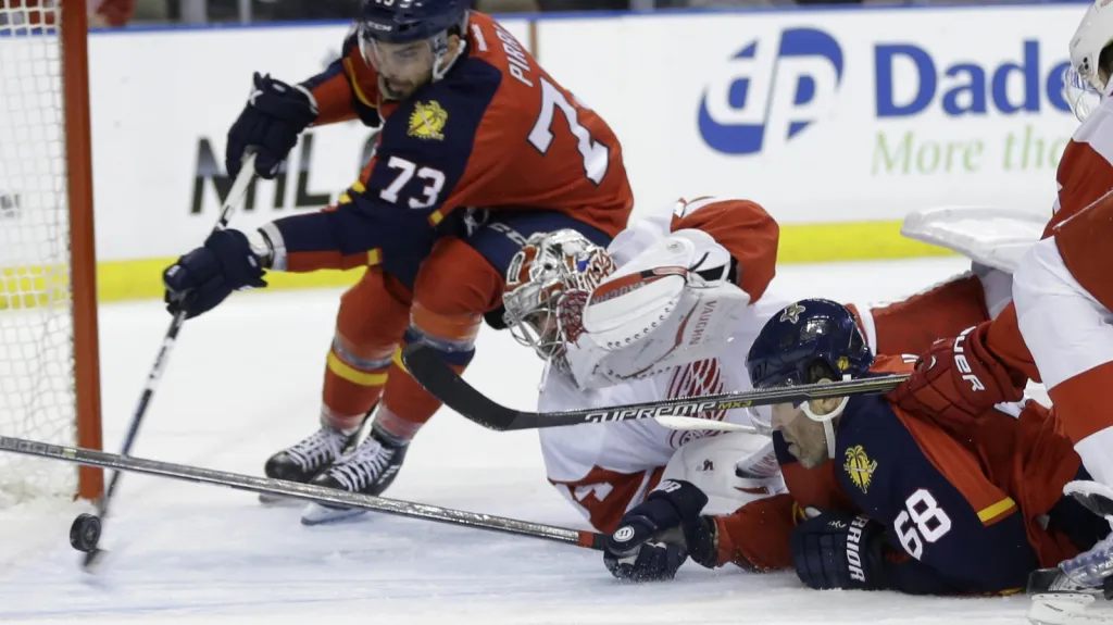Jaromír Jágr v souboji s Petrem Mrázkem