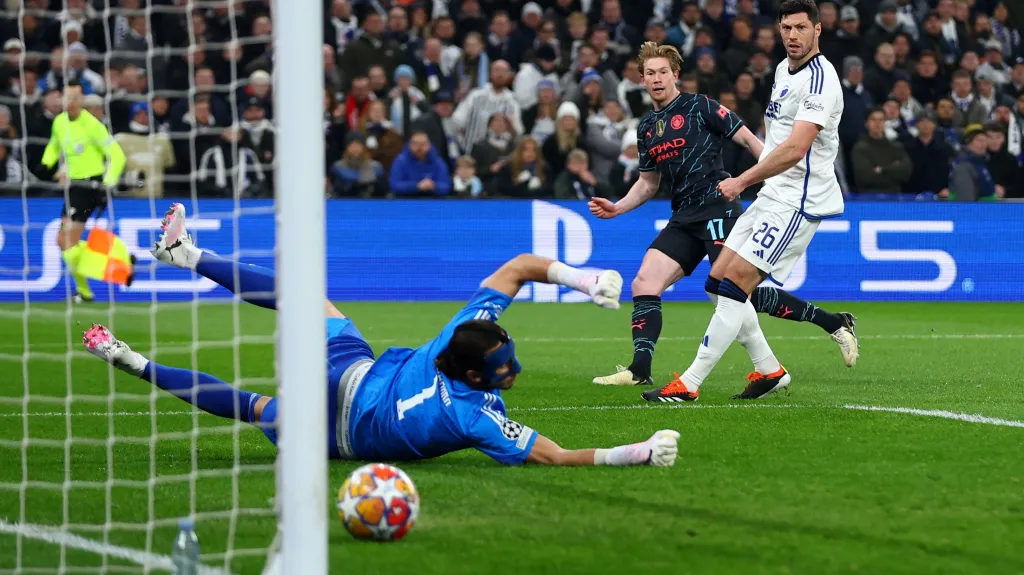 Kevin de Bruyne z Manchesteru City střílí gól v Kodani