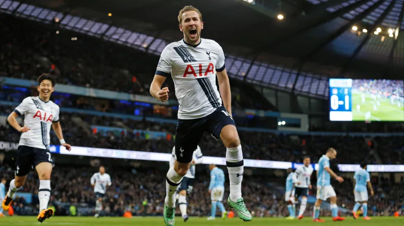 Slavící Harry Kane a fotbalisté Tottenhamu