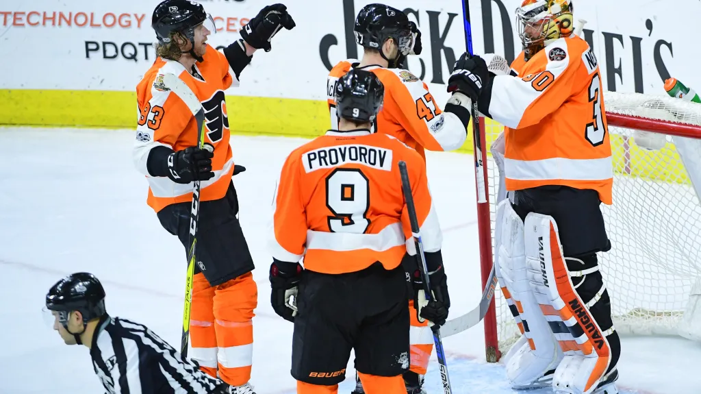 Jakub Voráček a Michal Neuvirth se radují z vítězství Philadelphie